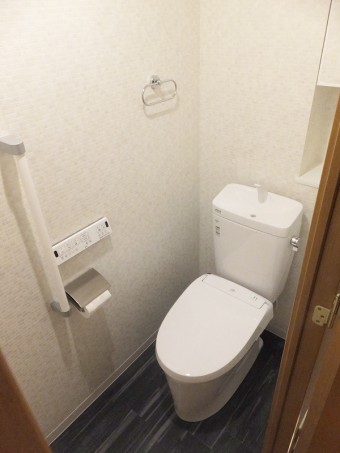 広々とした浴槽と壁のアクセントで、癒しの空間に 広々とした浴槽と壁のアクセントで、癒しの空間に